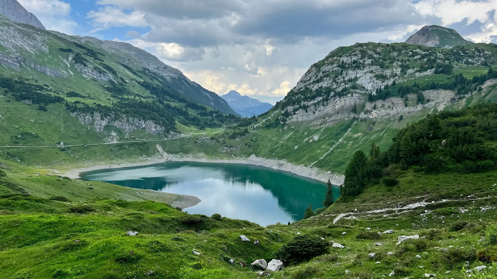 Alpine Landschaft am Start des Lechwegs beim Formarinsee